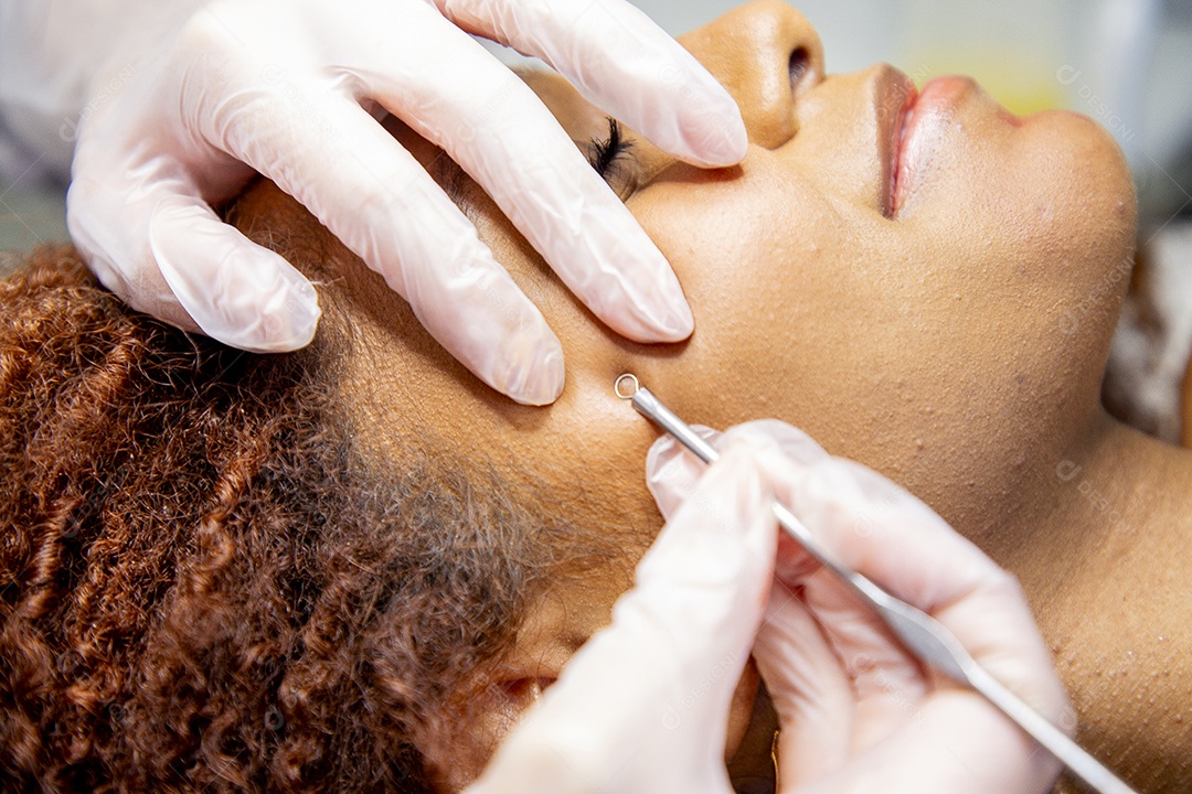 Mulher realizando procedimentos estéticos