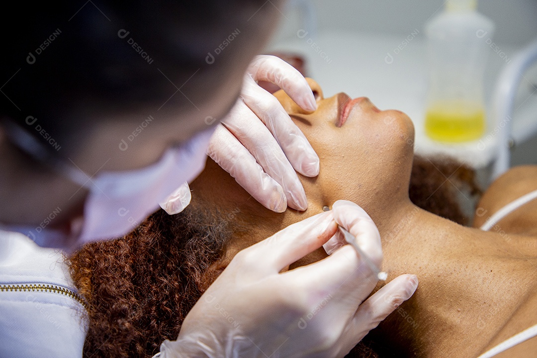 Mulher realizando procedimentos estéticos