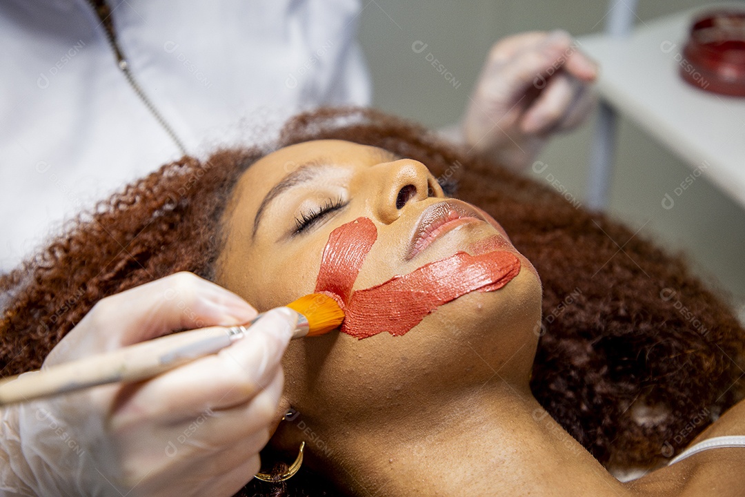 Mulher realizando procedimentos estéticos