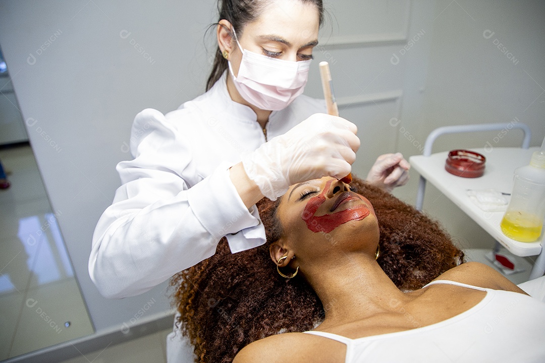 Mulher realizando procedimentos estéticos