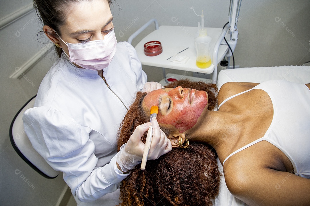 Mulher realizando procedimentos estéticos