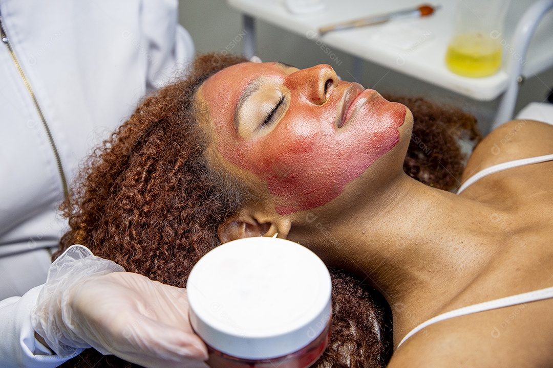 Mulher realizando procedimentos estéticos