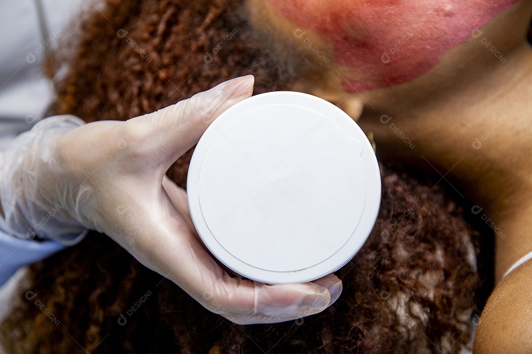 Mulher realizando procedimentos estéticos