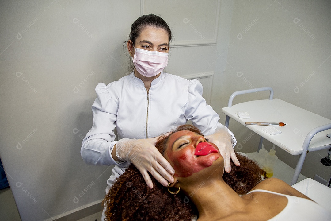 Mulher realizando procedimentos estéticos