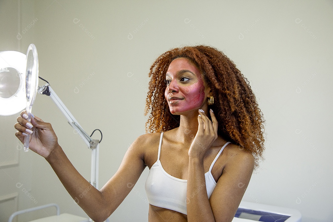 Mulher realizando procedimentos estéticos