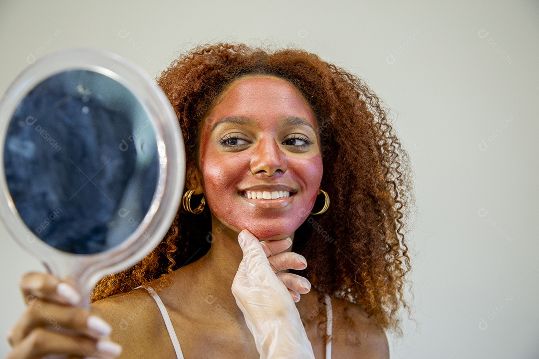 Mulher negra jovem em procedimentos estéticos