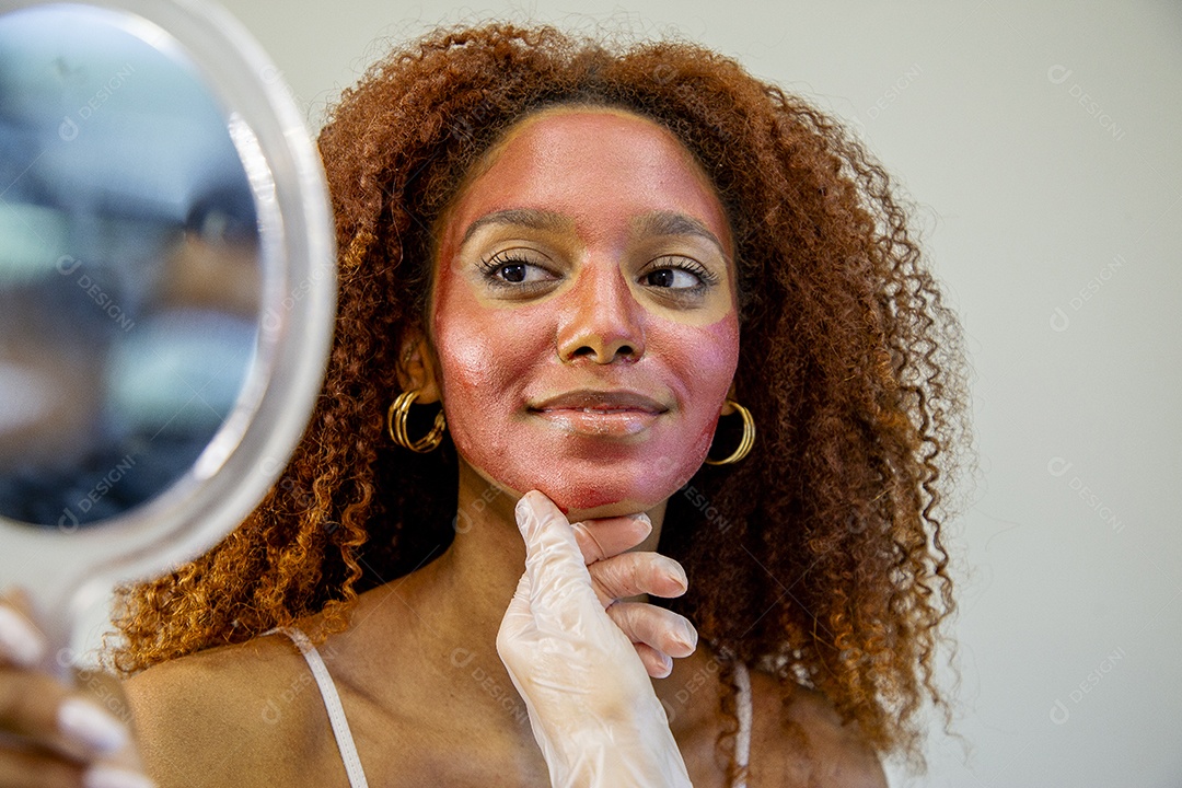 Mulher negra jovem em procedimentos estéticos