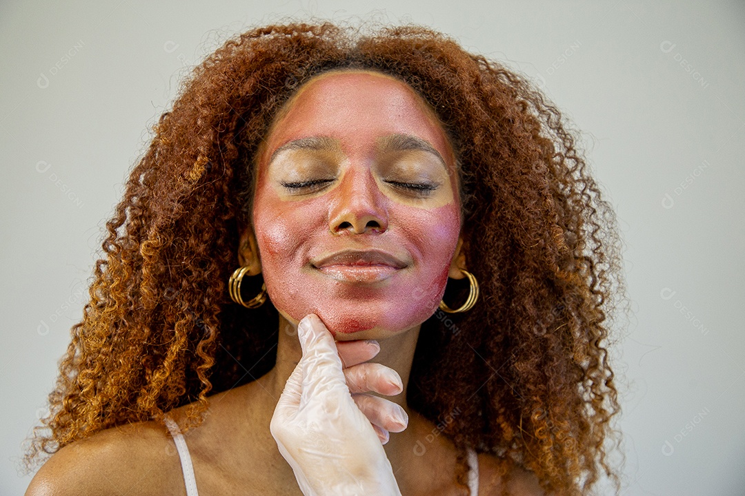 Mulher negra jovem em procedimentos estéticos
