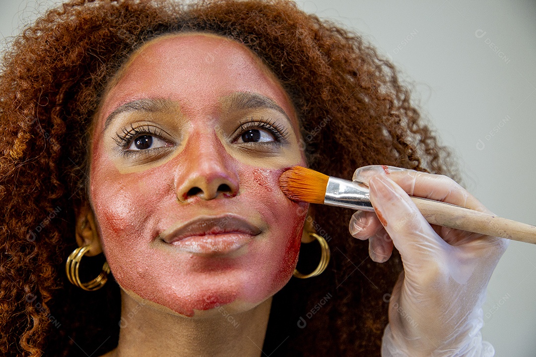 Mulher negra jovem em procedimentos estéticos