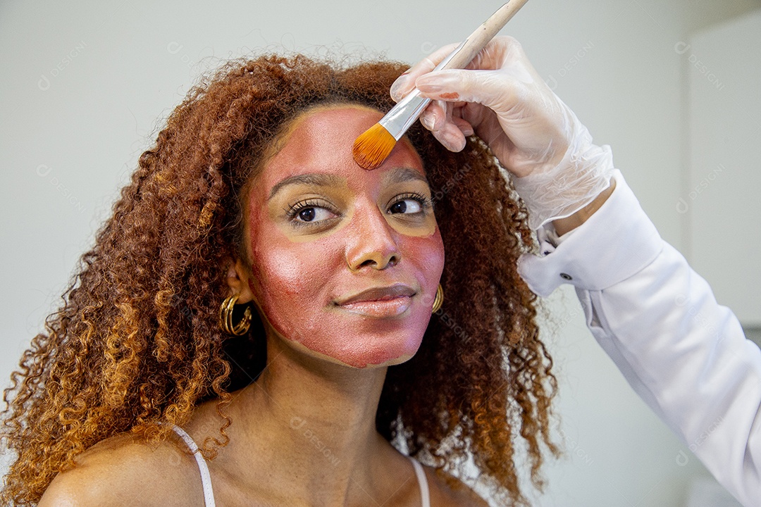 Mulher negra jovem em procedimentos estéticos