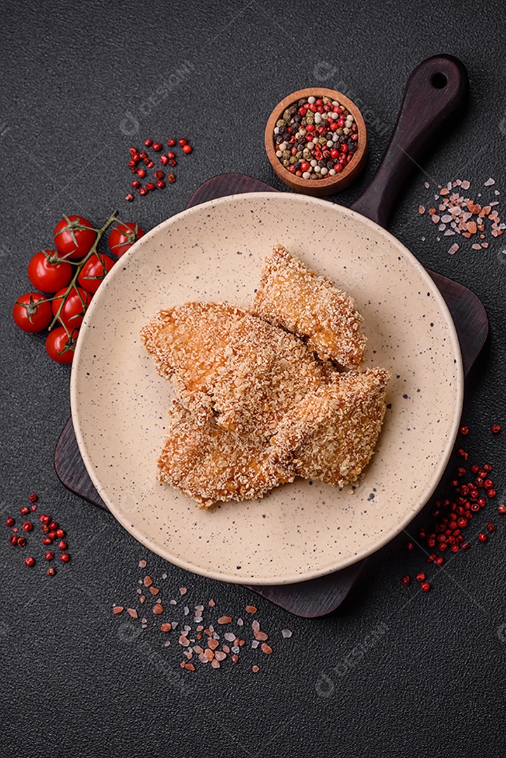Deliciosos nuggets de frango crocantes frescos em um fundo escuro de concreto. Alimentos não saudáveis, fast food