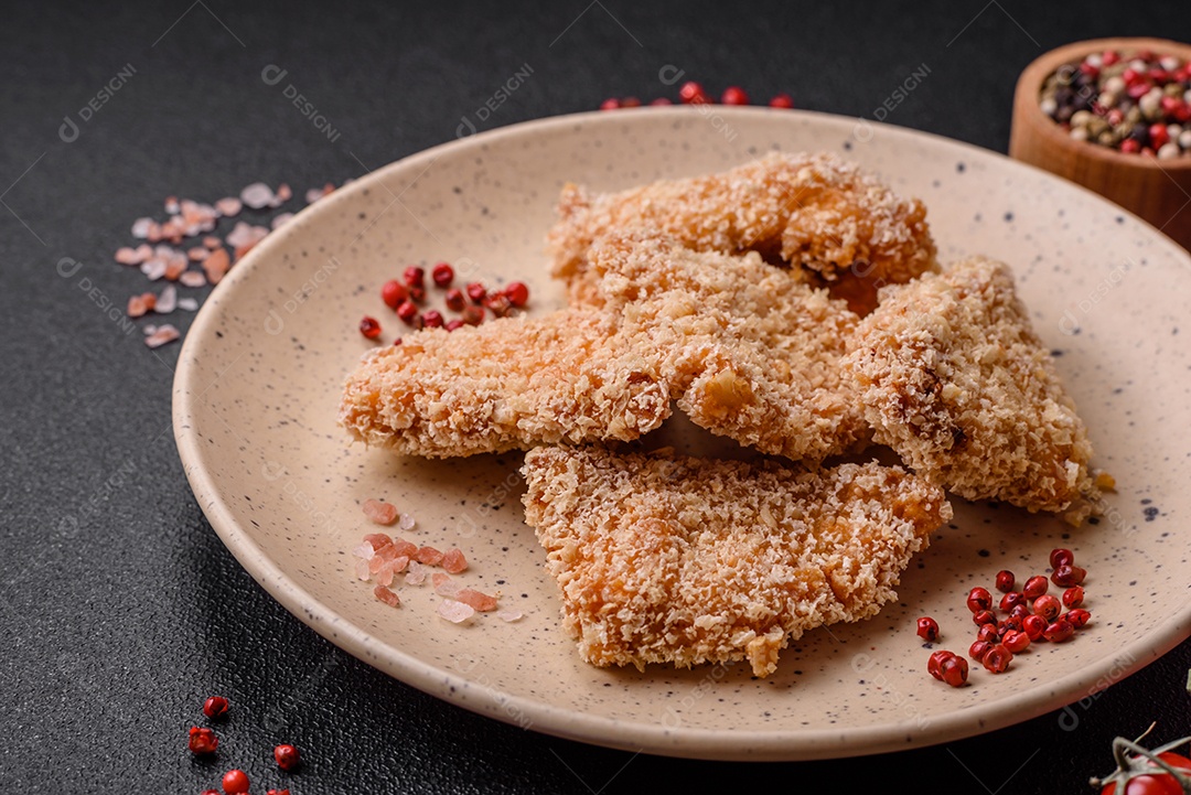 Deliciosos nuggets de frango crocantes frescos em um fundo escuro de concreto. Alimentos não saudáveis, fast food