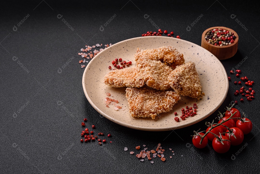 Deliciosos nuggets de frango crocantes frescos em um fundo escuro de concreto. Alimentos não saudáveis, fast food