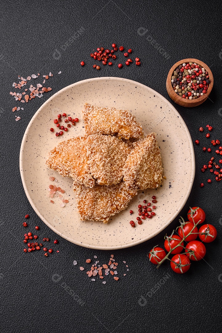 Deliciosos nuggets de frango crocantes frescos em um fundo escuro de concreto. Alimentos não saudáveis, fast food