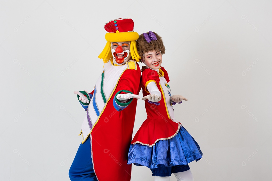 Casal de palhaços em fundo branco