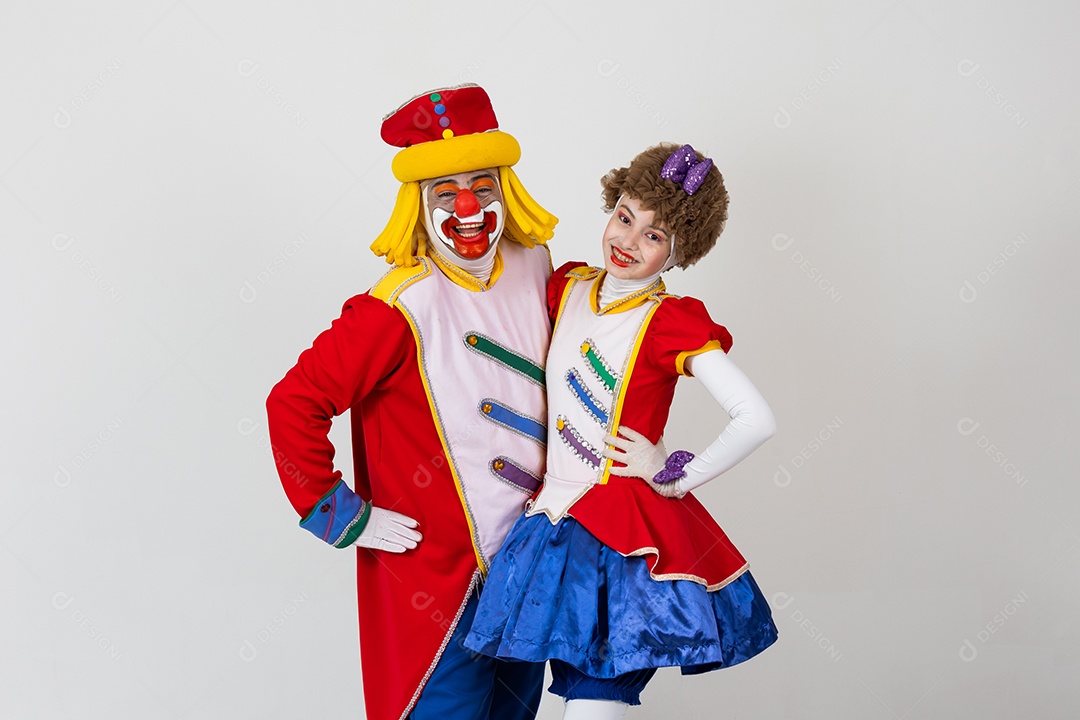Casal de palhaços em fundo branco