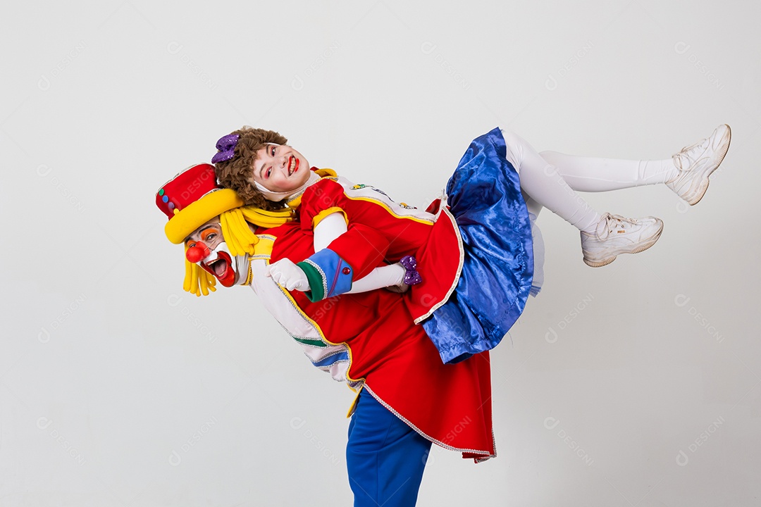 Casal de palhaços em fundo branco