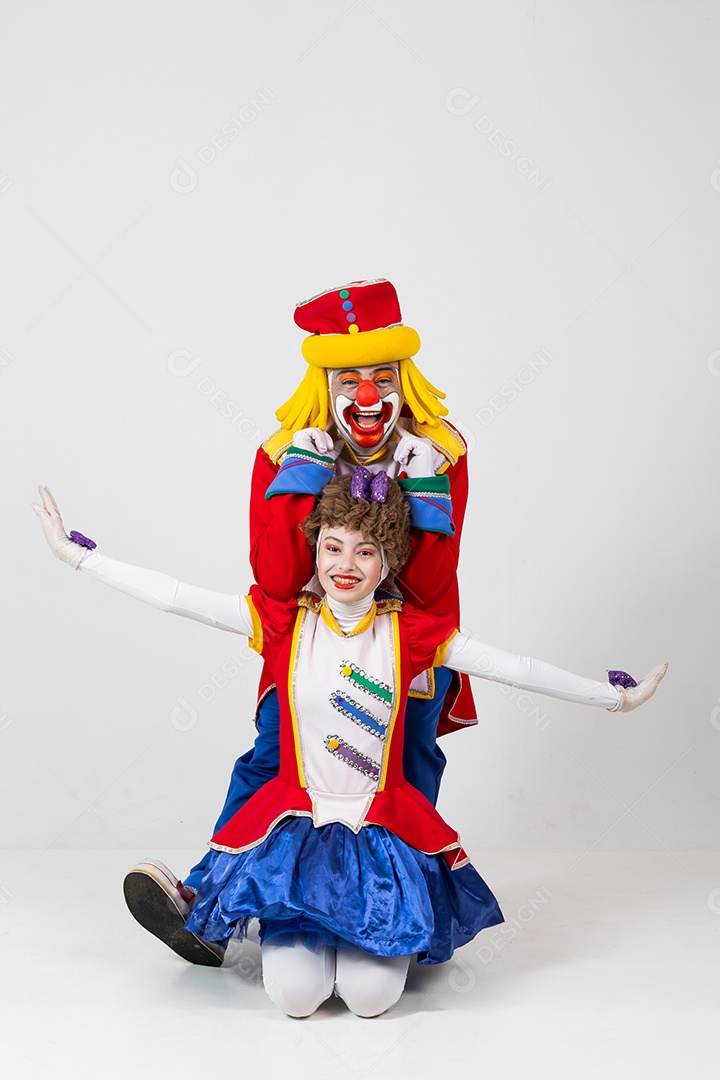 Casal de palhaços em fundo branco