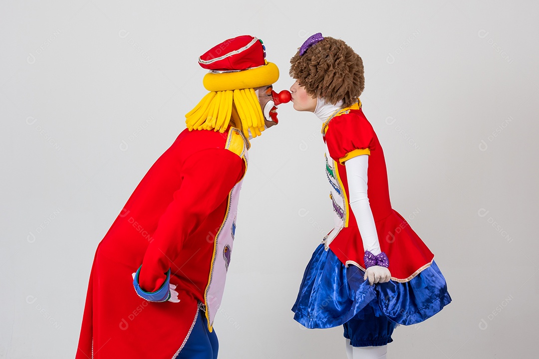 Casal de palhaços em fundo branco