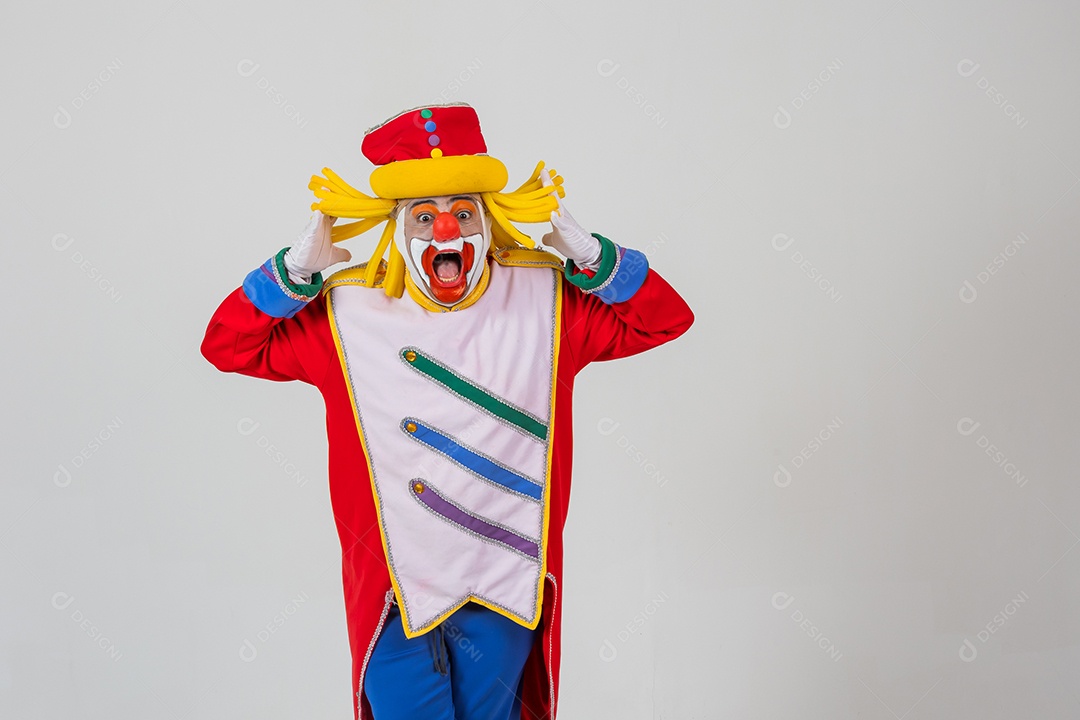 Palhaço sorridente em fundo branco