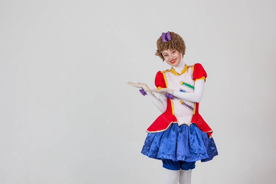 Palhaçinha sorridente em fundo branco