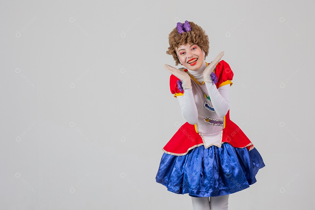 Palhaçinha sorridente em fundo branco