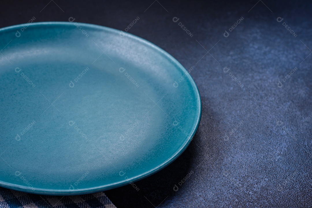 Placa cerâmica colorida vazia redonda em fundo de textura de concreto. Preparando pratos e talheres para o jantar