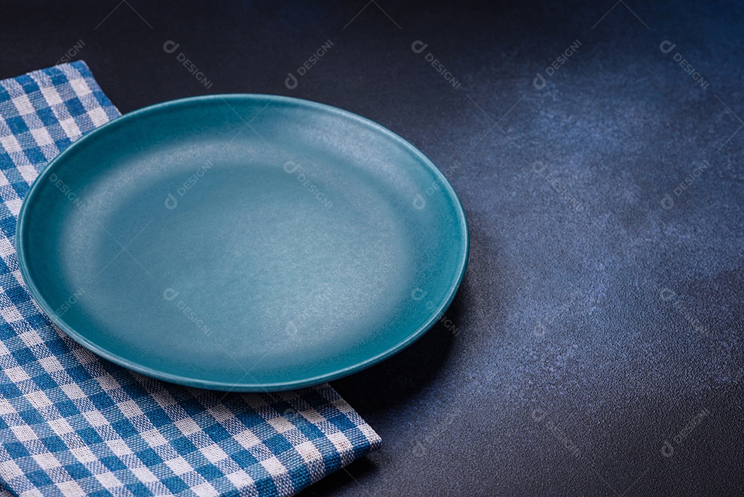 Placa cerâmica colorida vazia redonda em fundo de textura de concreto. Preparando pratos e talheres para o jantar
