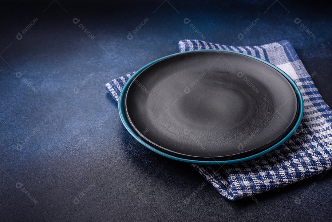 Placa cerâmica colorida vazia redonda em fundo de textura de concreto. Preparando pratos e talheres para o jantar