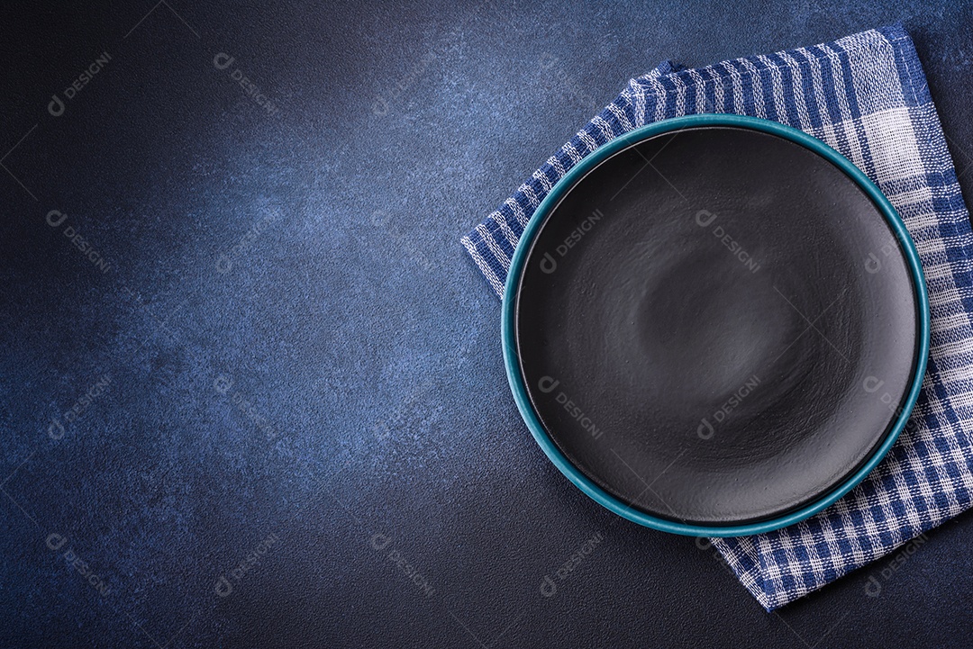 Placa cerâmica colorida vazia redonda em fundo de textura de concreto. Preparando pratos e talheres para o jantar