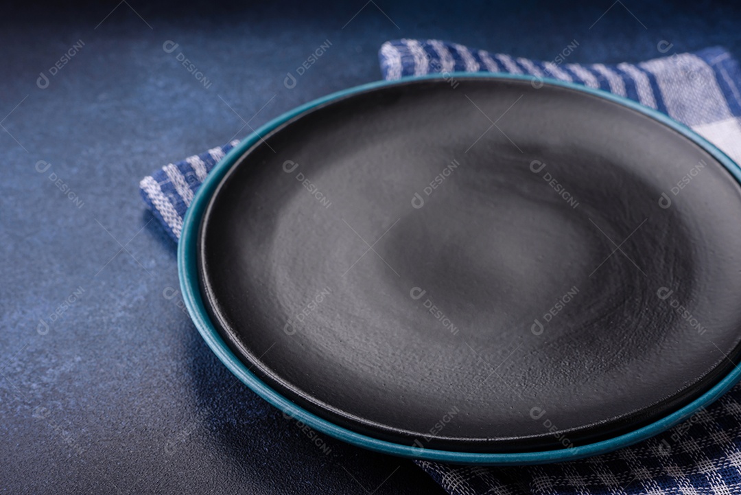 Placa cerâmica colorida vazia redonda em fundo de textura de concreto. Preparando pratos e talheres para o jantar