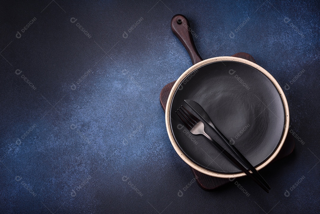 Tábua de corte de madeira retangular vazia em fundo escuro de concreto. Cozinhando em casa