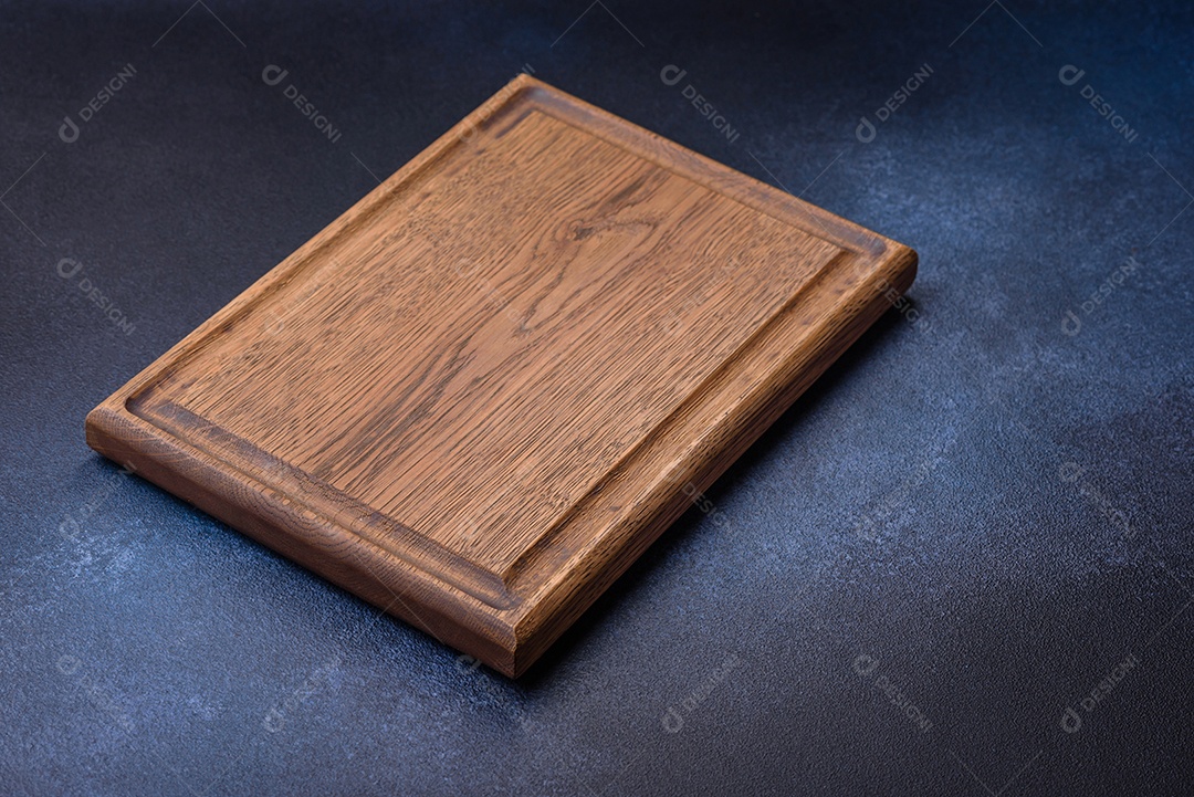 Tábua de corte de madeira retangular vazia em fundo escuro de concreto. Cozinhando em casa