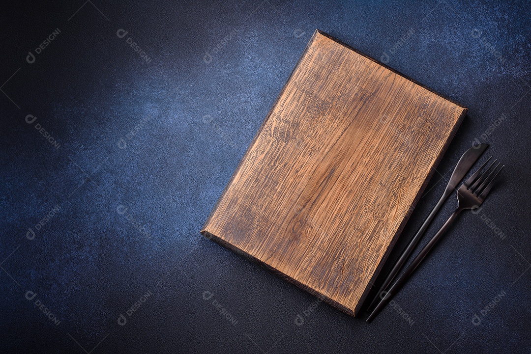 Tábua de corte de madeira retangular vazia em fundo escuro de concreto. Cozinhando em casa