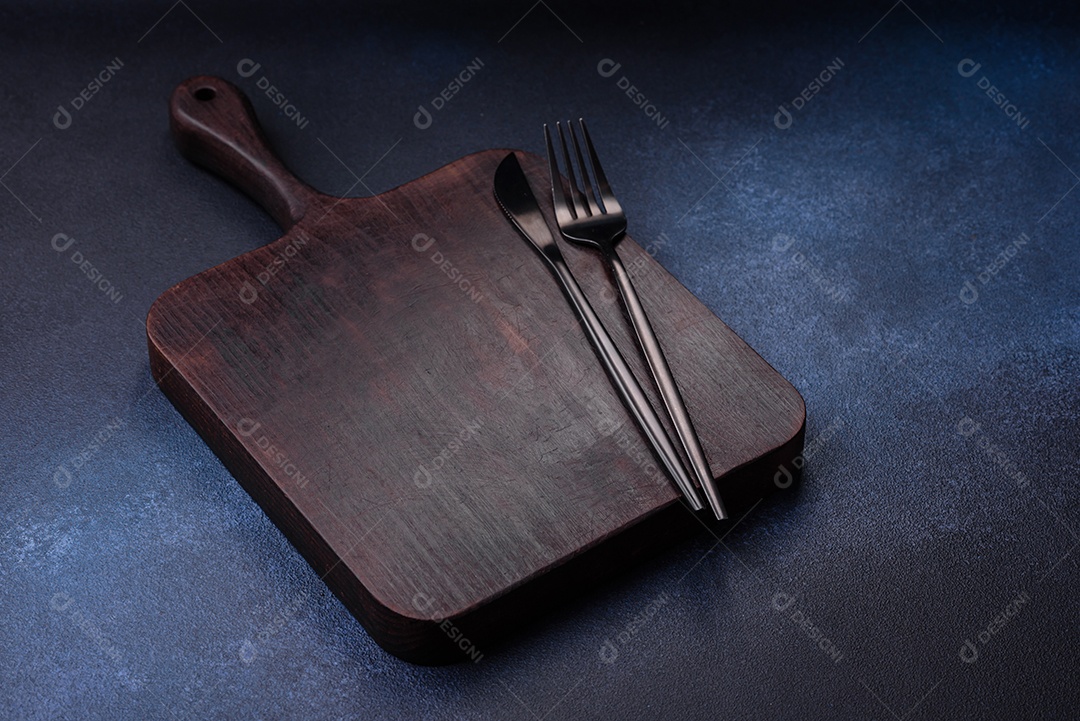 Tábua de corte de madeira retangular vazia em fundo escuro de concreto. Cozinhando em casa