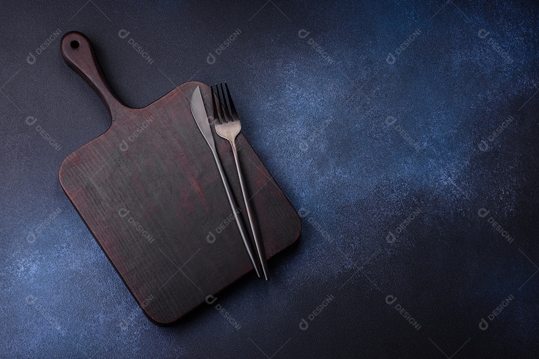 Tábua de corte de madeira retangular vazia em fundo escuro de concreto. Cozinhando em casa