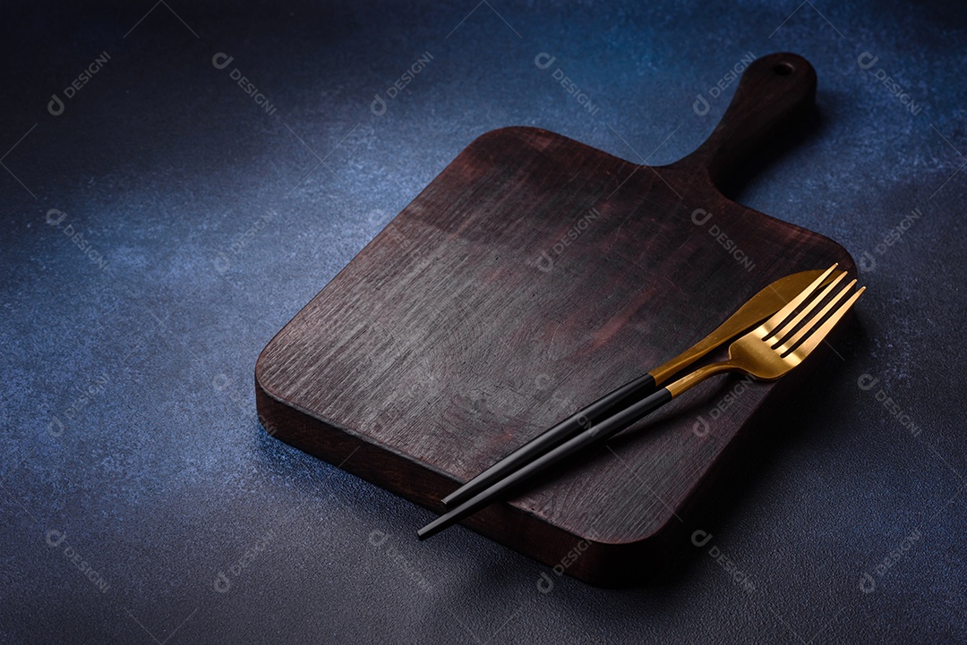 Tábua de corte de madeira retangular vazia em fundo escuro de concreto. Cozinhando em casa