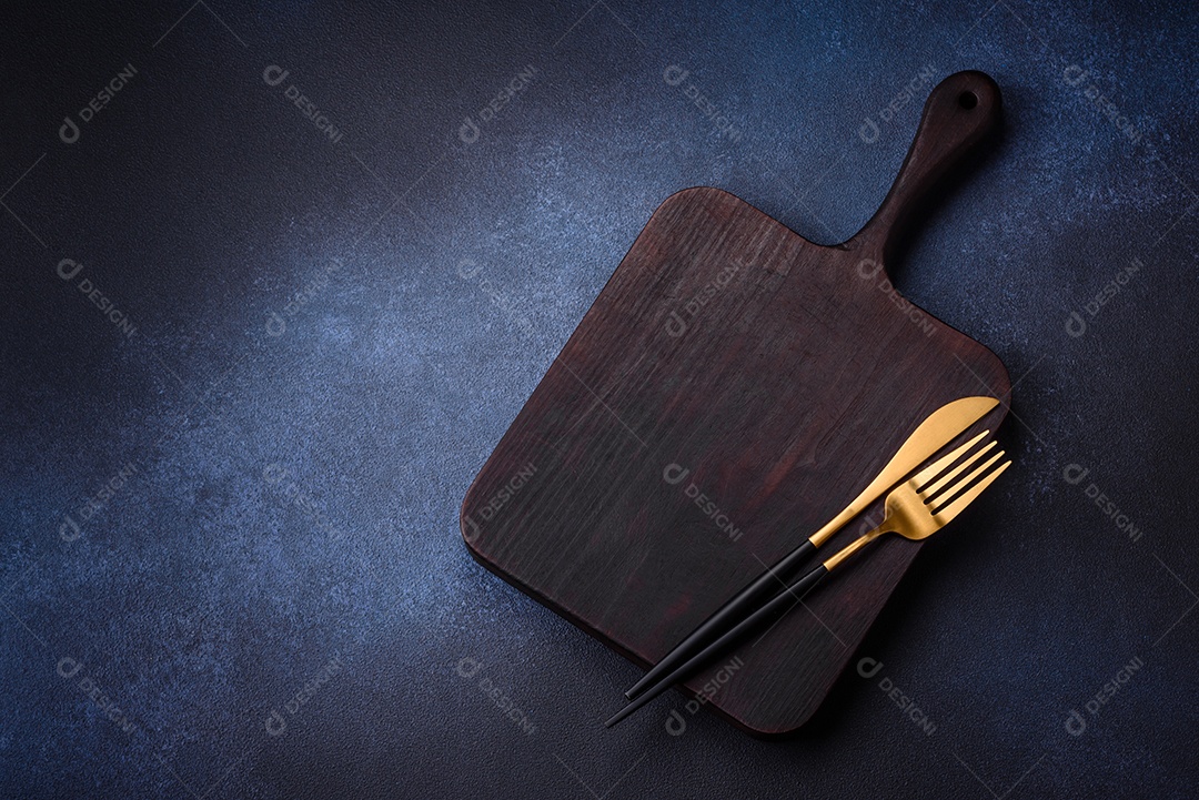 Tábua de corte de madeira retangular vazia em fundo escuro de concreto. Cozinhando em casa