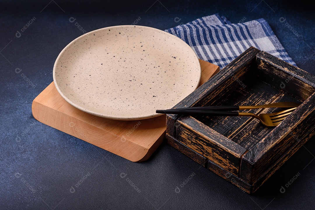 Salada quente com vitela, tomate, pimentão, abobrinha, gergelim, sal, especiarias e ervas sobre fundo escuro de concreto