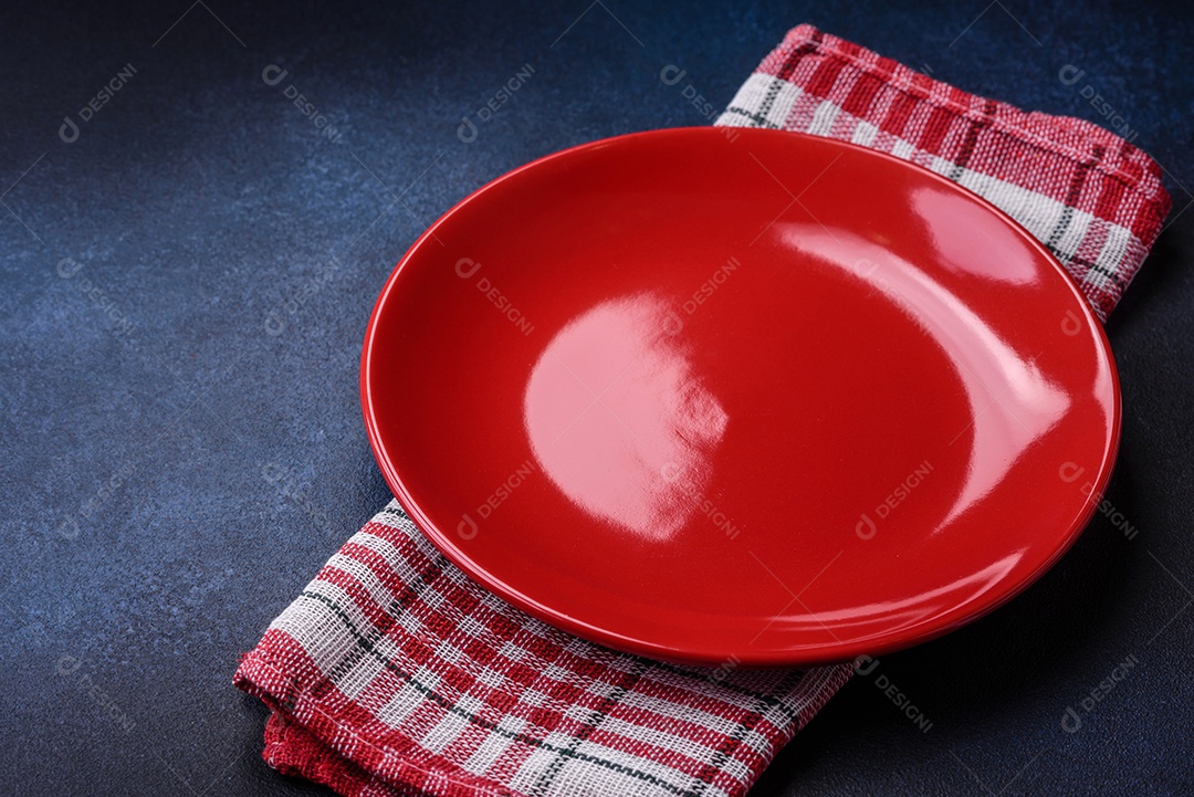 Salada quente com vitela, tomate, pimentão, abobrinha, gergelim, sal, especiarias e ervas sobre fundo escuro de concreto