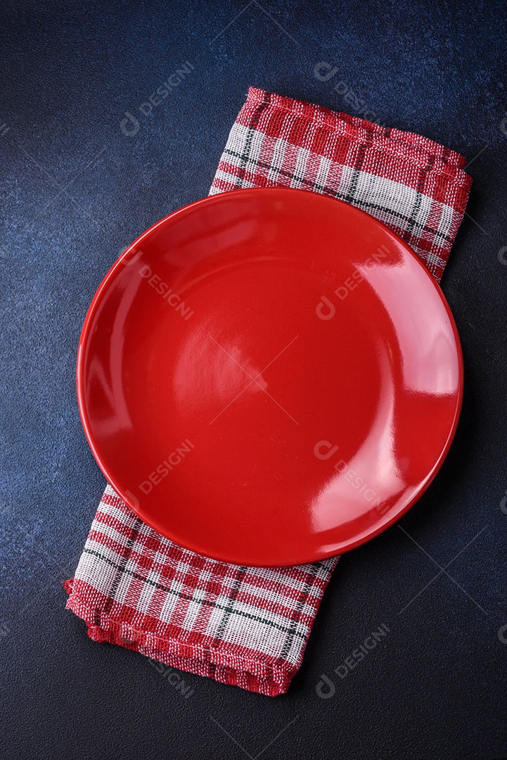 Salada quente com vitela, tomate, pimentão, abobrinha, gergelim, sal, especiarias e ervas sobre fundo escuro de concreto