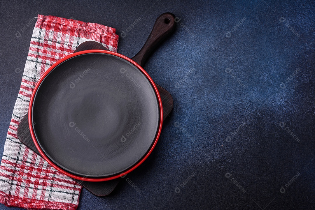 Salada quente com vitela, tomate, pimentão, abobrinha, gergelim, sal, especiarias e ervas sobre fundo escuro de concreto