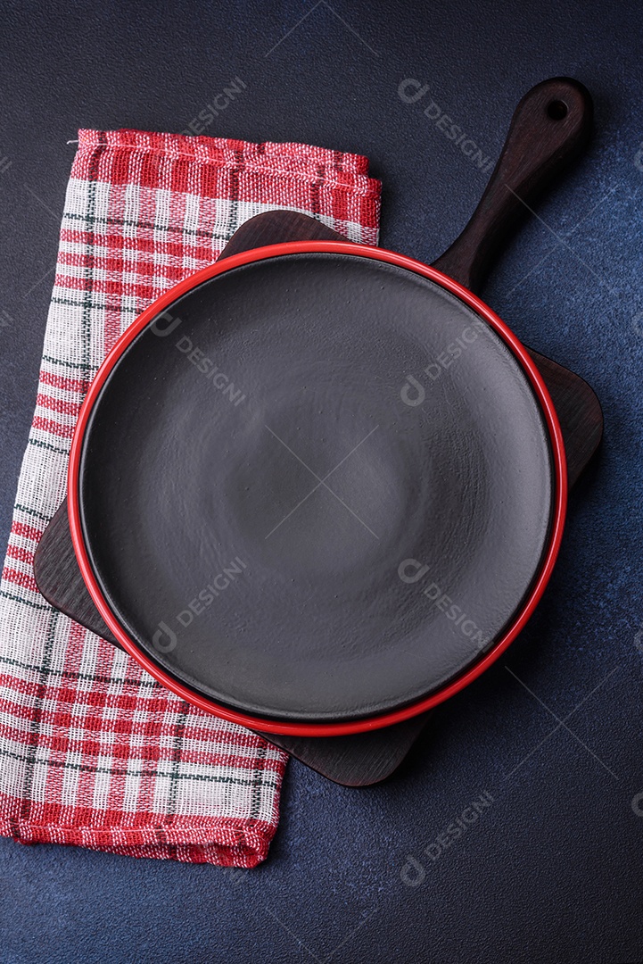 Salada quente com vitela, tomate, pimentão, abobrinha, gergelim, sal, especiarias e ervas sobre fundo escuro de concreto