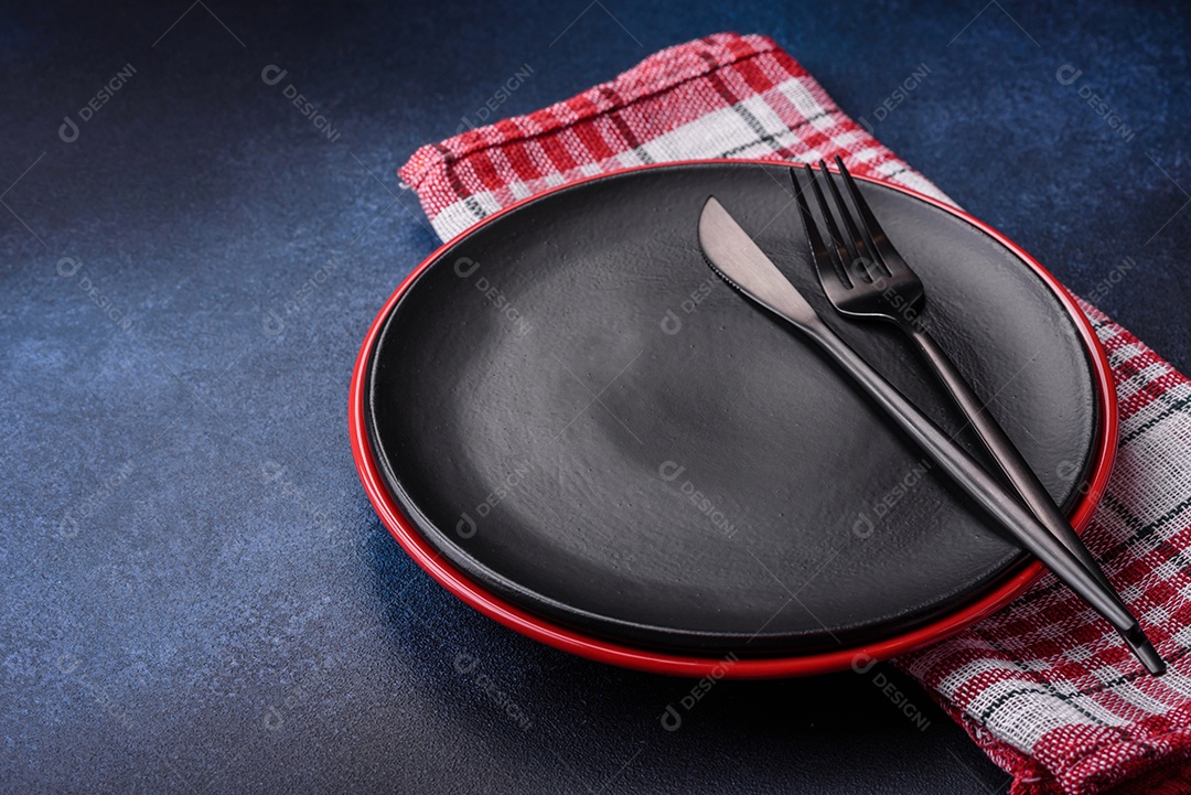 Salada quente com vitela, tomate, pimentão, abobrinha, gergelim, sal, especiarias e ervas sobre fundo escuro de concreto