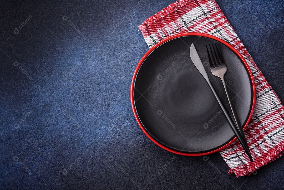 Salada quente com vitela, tomate, pimentão, abobrinha, gergelim, sal, especiarias e ervas sobre fundo escuro de concreto