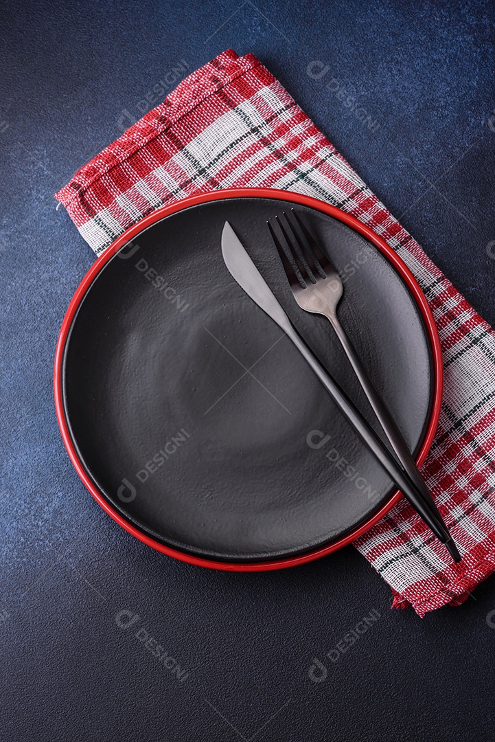 Salada quente com vitela, tomate, pimentão, abobrinha, gergelim, sal, especiarias e ervas sobre fundo escuro de concreto