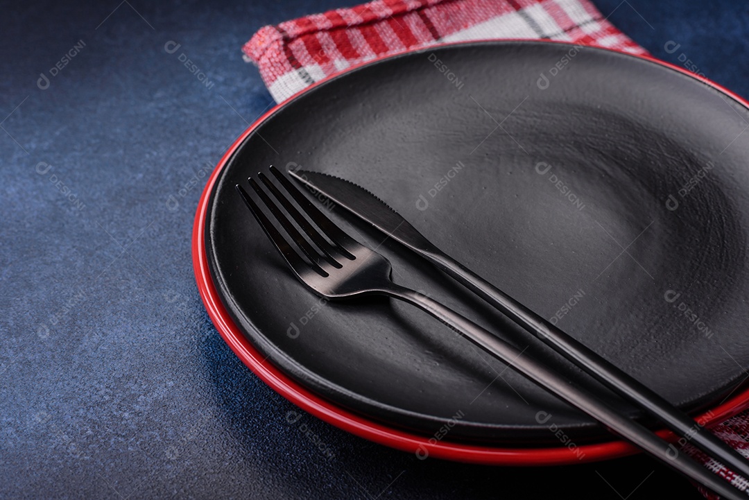 Salada quente com vitela, tomate, pimentão, abobrinha, gergelim, sal, especiarias e ervas sobre fundo escuro de concreto