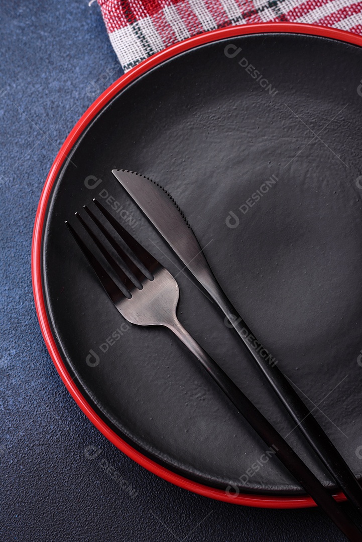 Salada quente com vitela, tomate, pimentão, abobrinha, gergelim, sal, especiarias e ervas sobre fundo escuro de concreto