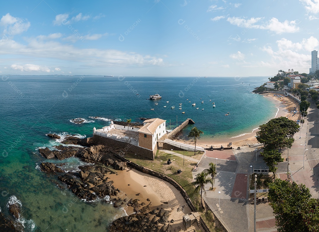 Vista aérea de drone da praia do Porto da Barra em Savaldor Bahia Brasil