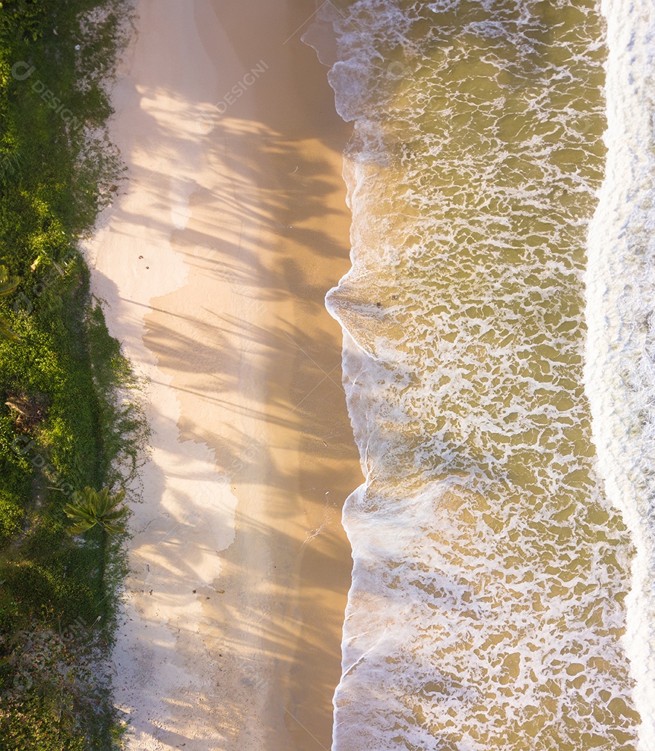 Vista aérea superior da praia com ondas deslumbrantes